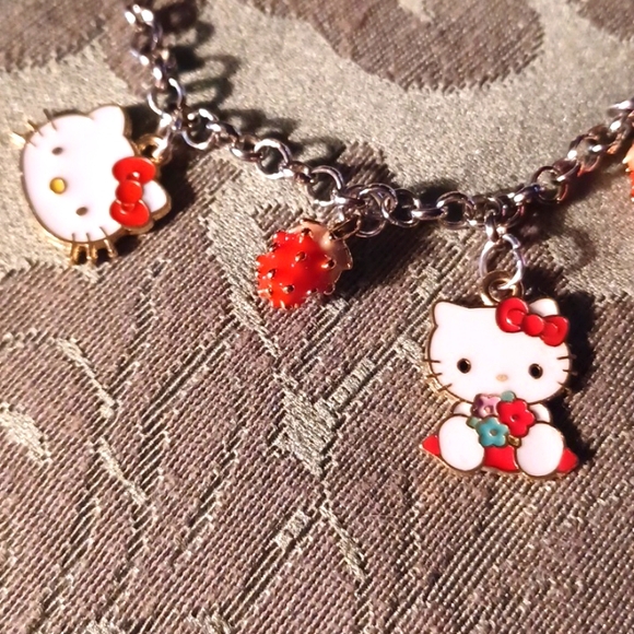 Hello Kitty's Strawberry 🍓 Bracelet - Picture 2 of 7